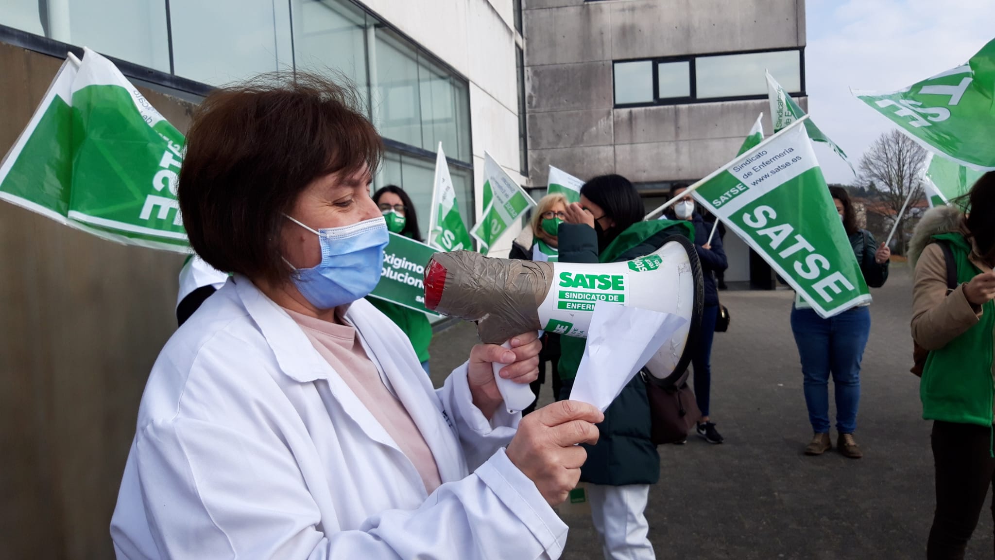 Asun (primer plano) en una protesta en el Sergas