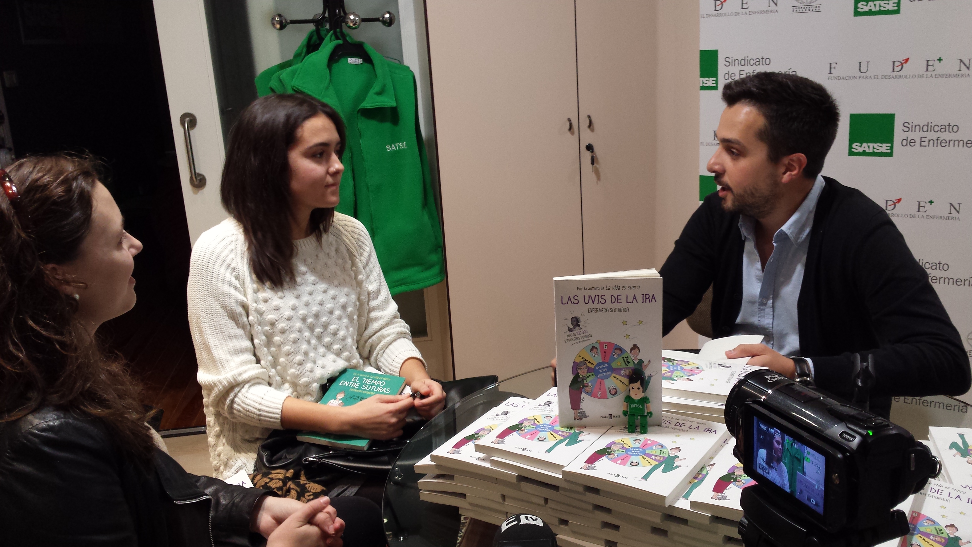 Enfermera Saturada firma libros en Vigo