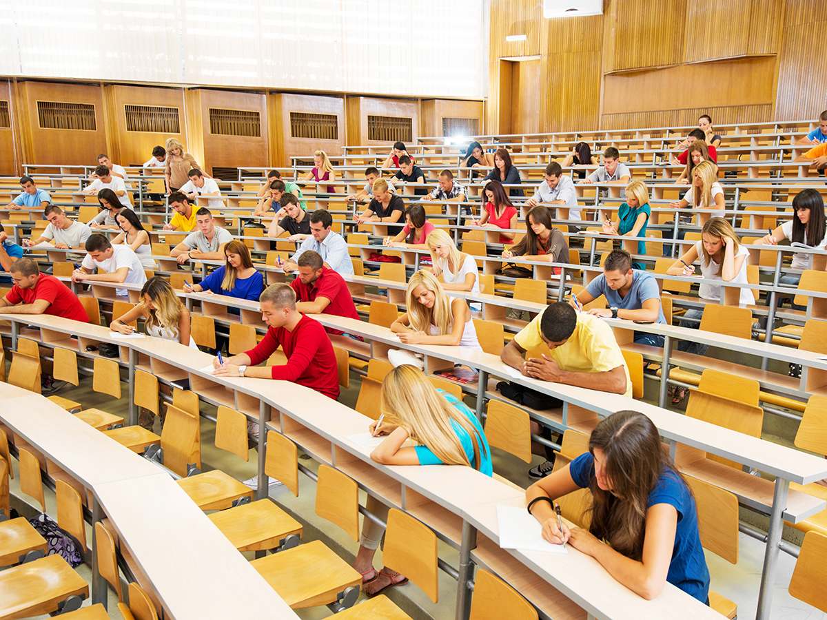 Estudiantes realizan un examen