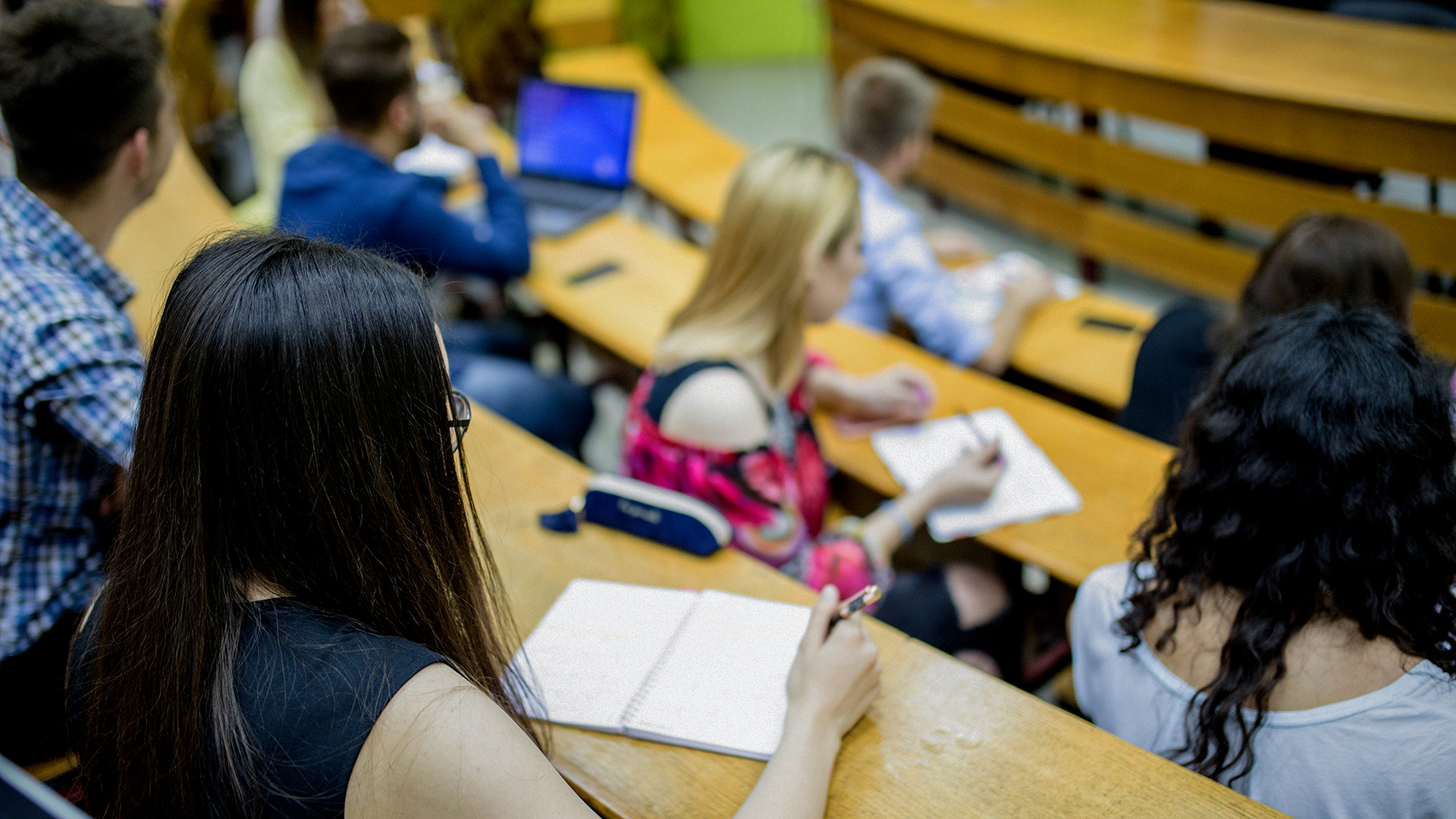 Estudiantes en una clase universitaria