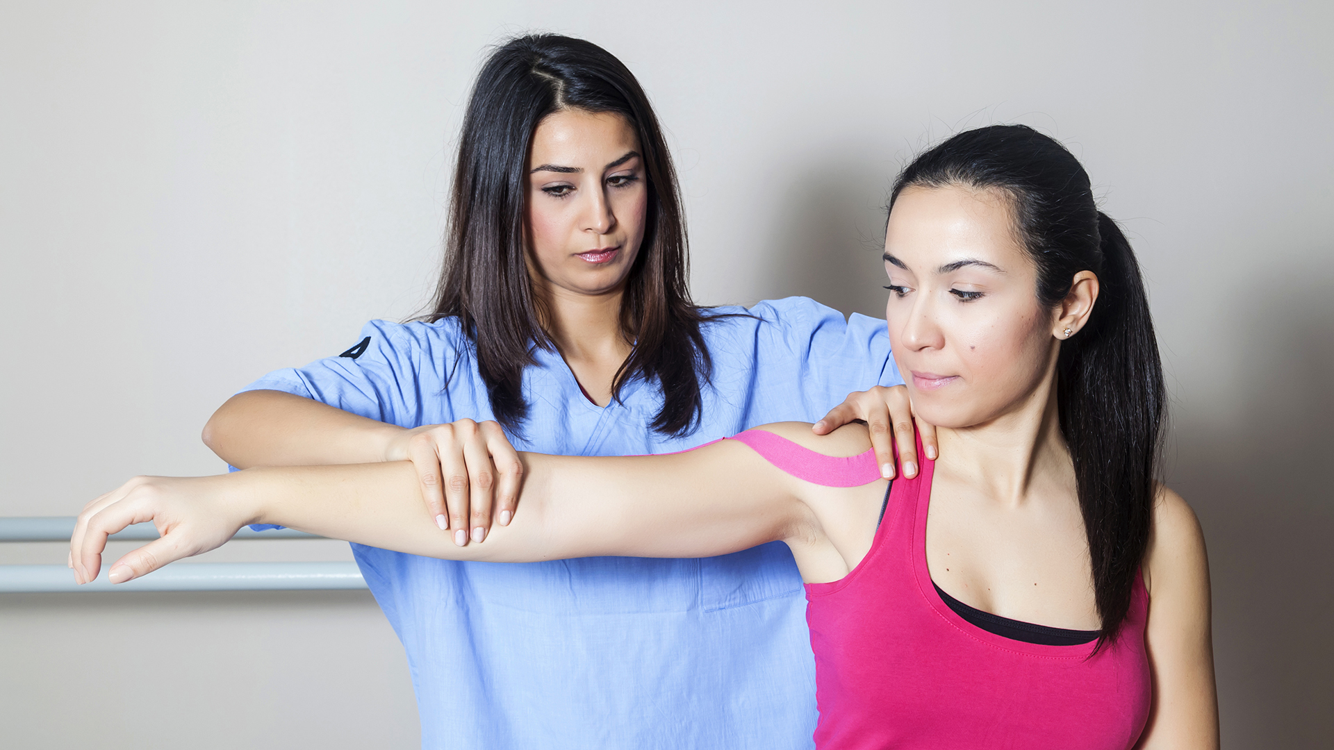 Fisioterapeuta evalúa el estado de una paciente