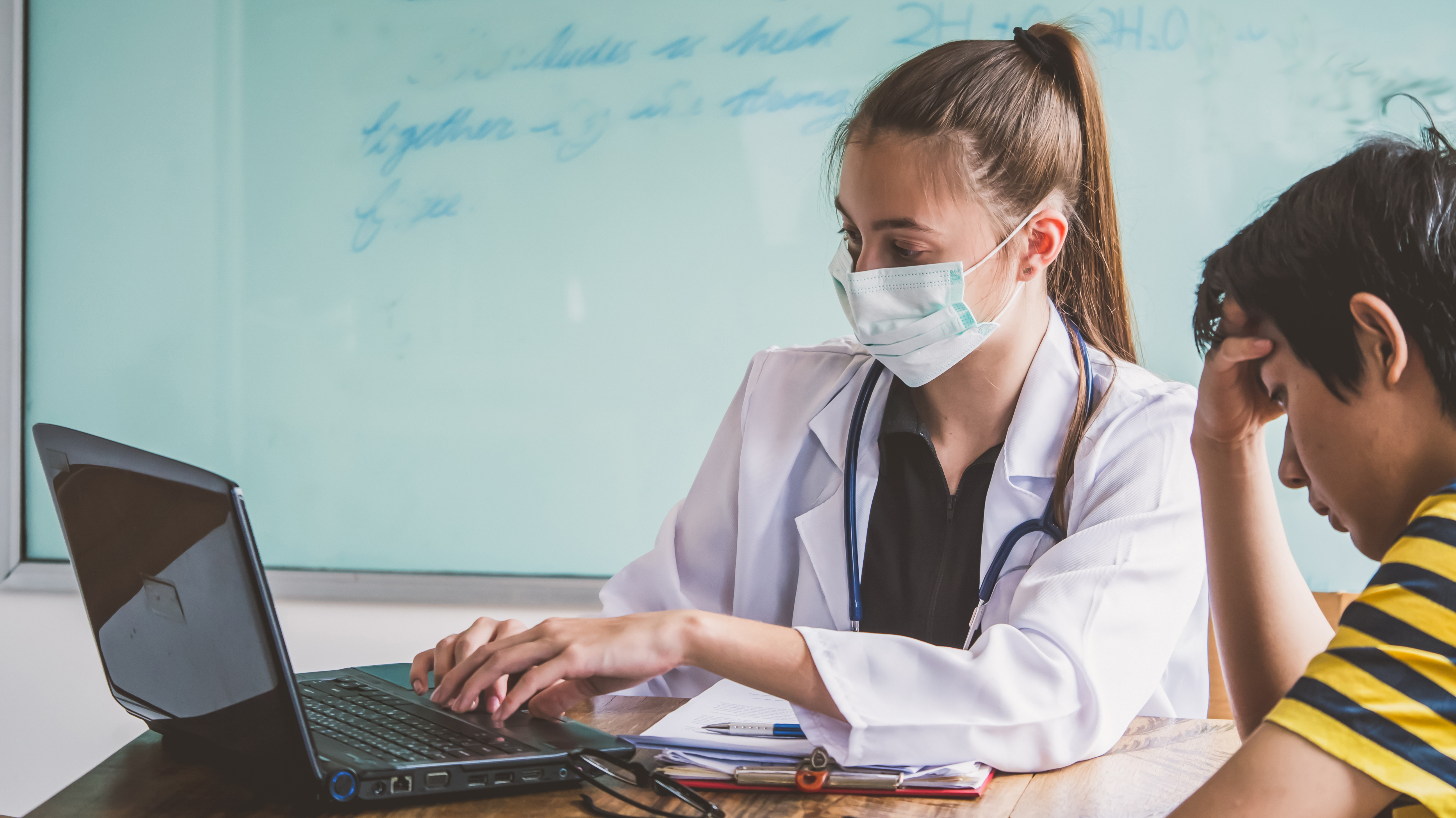 La Enfermera Escolar  tiene una importante labor asistencial para atender las necesidades o problemas de salud agudos o crónicos  de los niños y niñas en los centros educativos