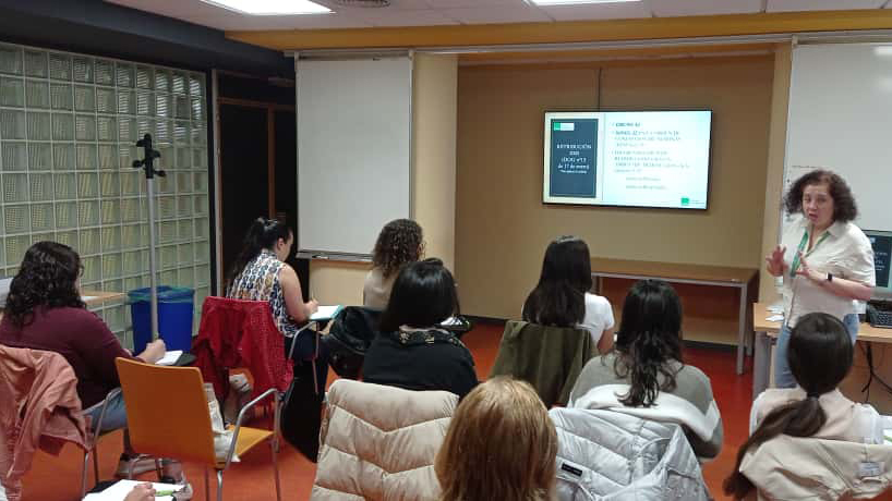 Mª Emma Rodríguez Corte, secretaria provincial de SATSE Pontevedra, imparte la jornada de nóminas celebrada el pasado 10 de octubre