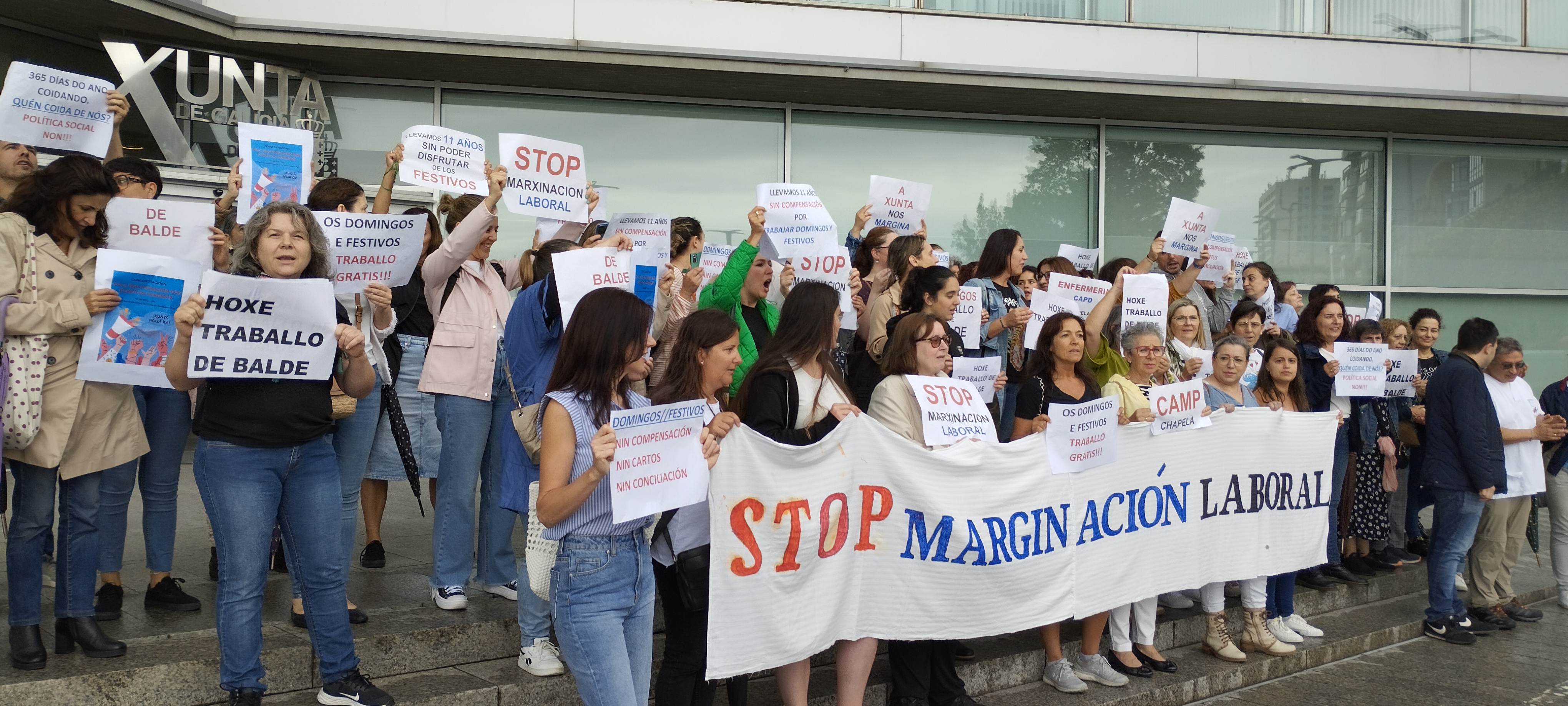Trabajadoras de los centros sociosanitarios dependientes de política social protestan ante la delegación de la Xunta de Galicia en Vigo