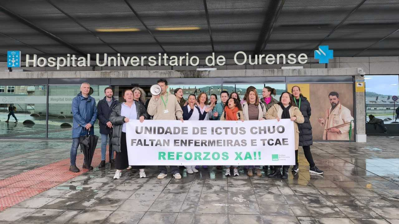 Protesta de SATSE Galicia a las puertas del Hospital Universitario de Ourense por la falta de enfermeras en la Unidad de Ictus
