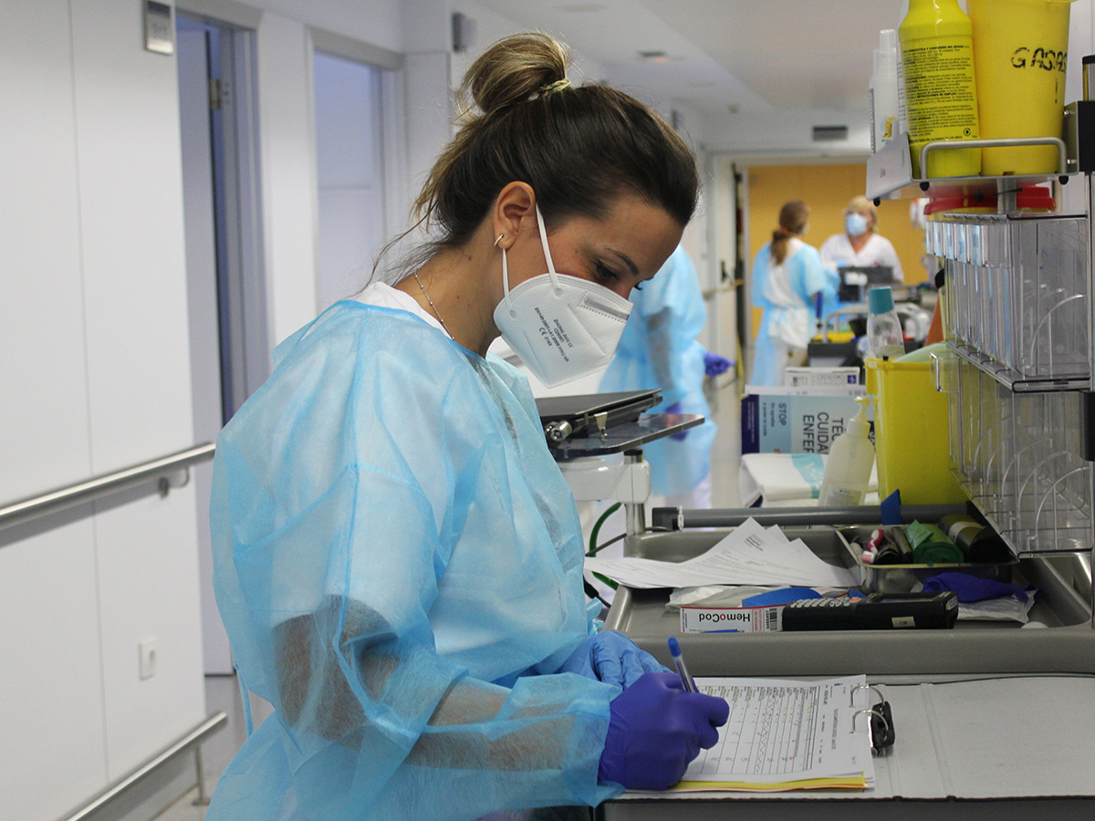 Enfermera cumplimenta los datos clínicos de un paciente en el hospital