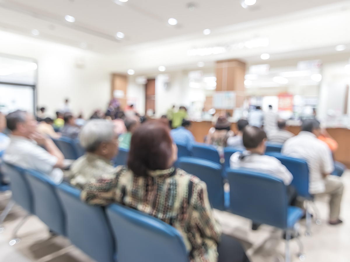Multitud de personas en una sala espera de un centro sanitario