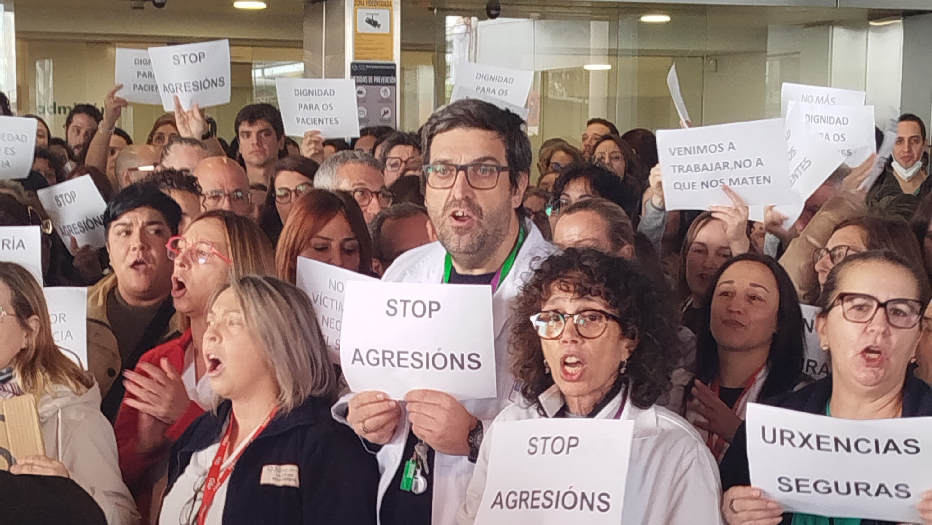 Decenas de personas se han concentrado en repulsa de la agresión sufrida por un enfermero en las urgencias del CHUAC