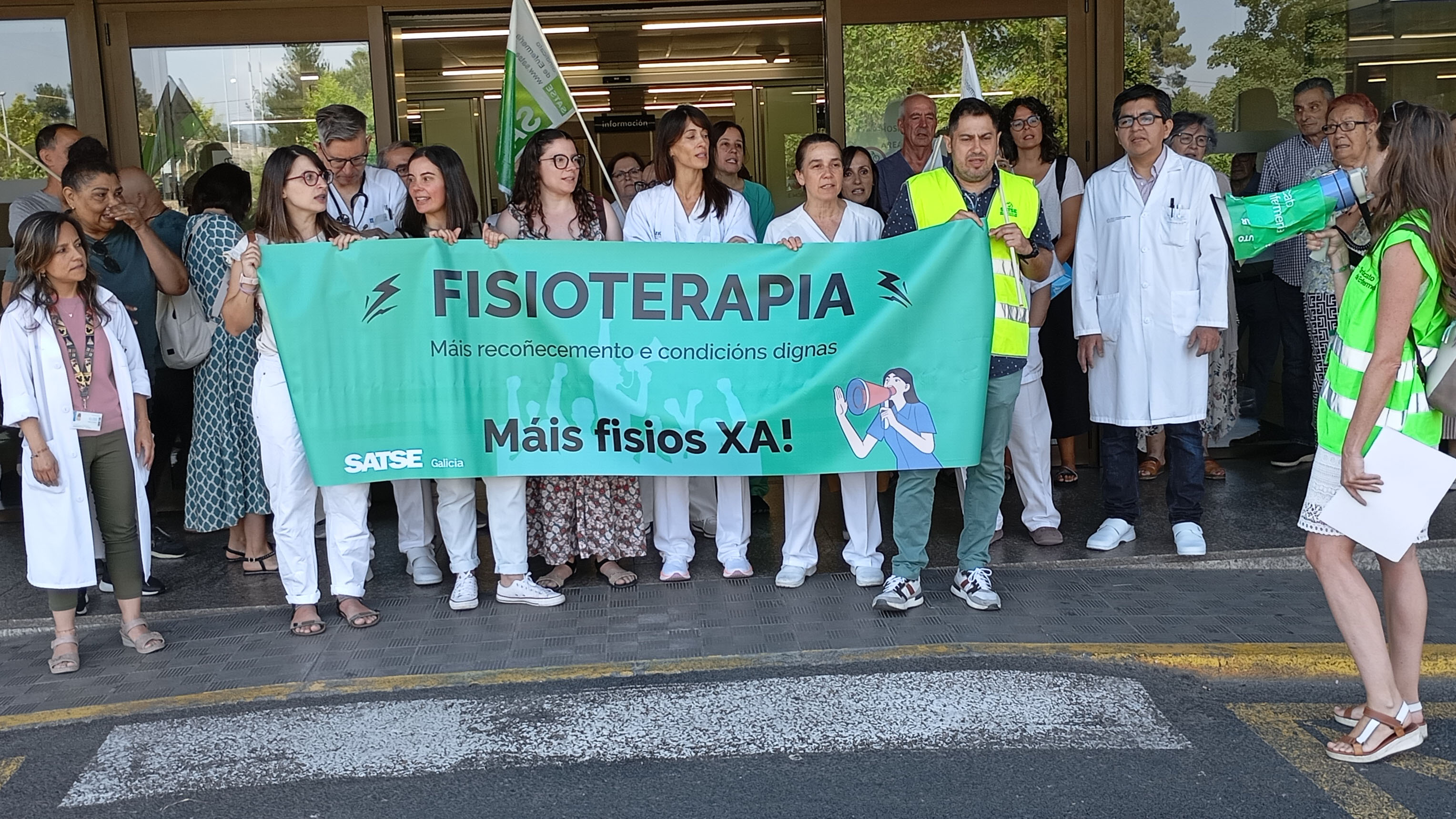 Concentración a las puertas del Hospital de Monforte para reclamar el incremento de Fisioterapeutas y mejoras laborales