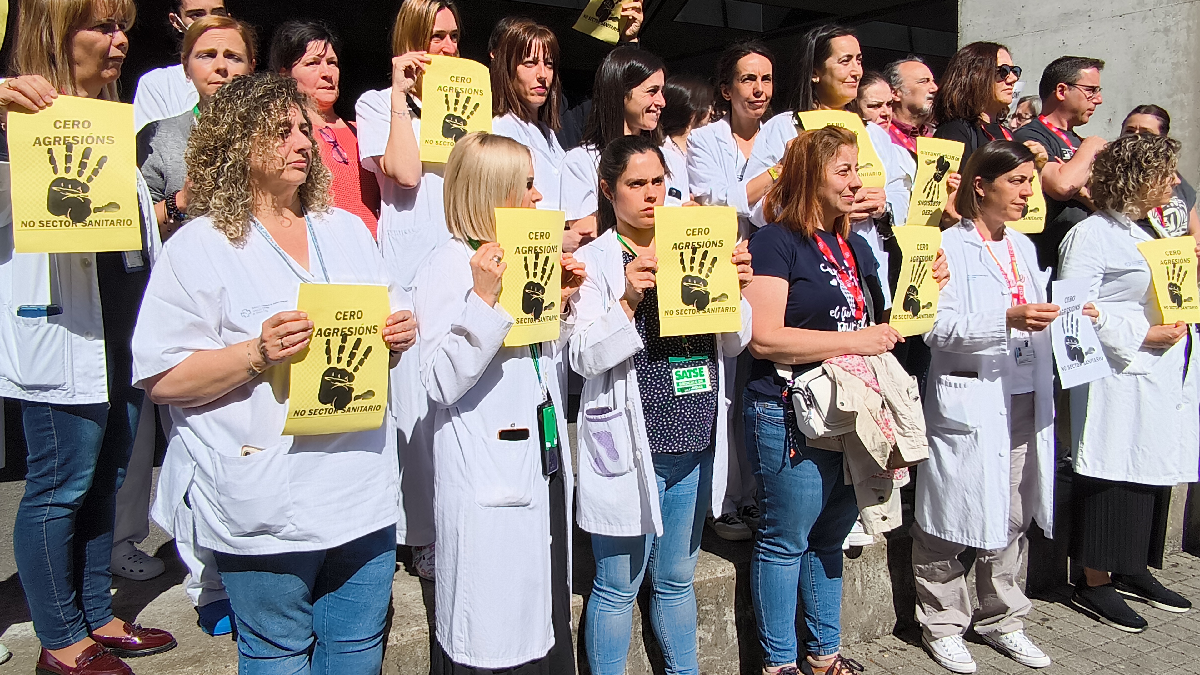 Las enfermeras y demás personal sanitario se han concentrado para reclamar más personal y protección frente a las agresiones.